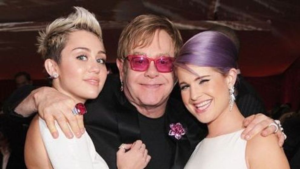 Miley Cyrus, cu o rochie care i-a dezgolit tot spatele. Vezi ce tinuta sexy a ales vedeta la petrecerea de dupa premiile Oscar