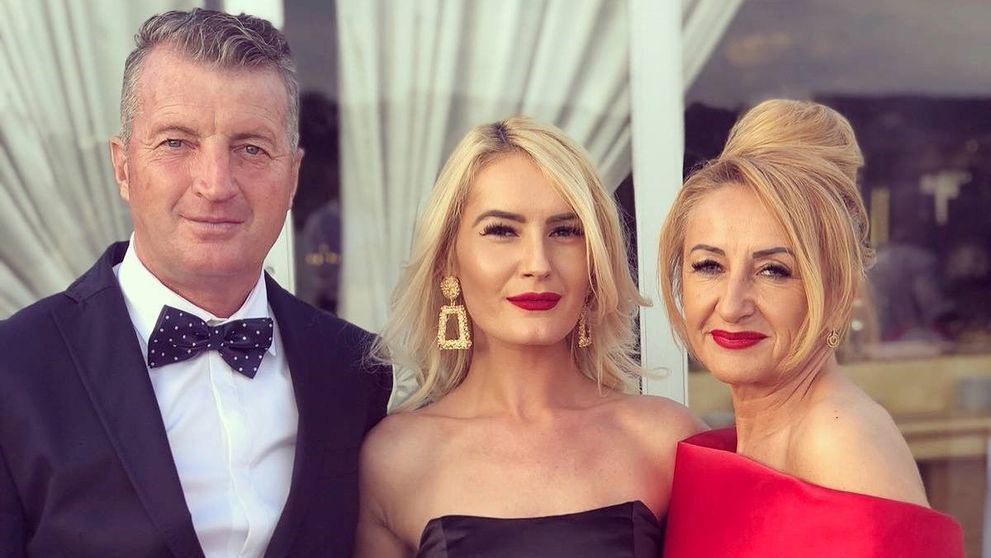 Apare mereu coafată și în ținute elegante. Cu ce se ocupă Claudia Gliga, soacra primarului din Baia Mare care a fost arestată pentru dare de mită