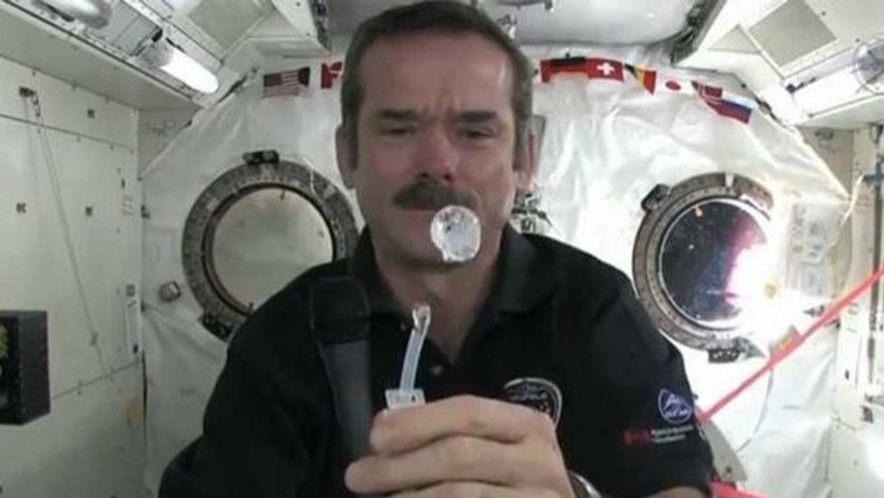 Cum se spala pe maini astronautii, in spatiu. Imagini inedite: VIDEO