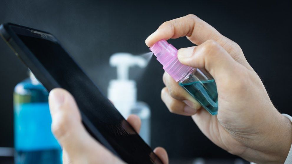 STUDIU. Coronavirusul poate rezista pe bancnote și telefoane chiar și 28 de zile