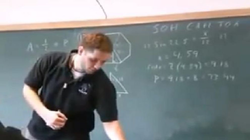 CEL MAI TARE PROFESOR! Uite cum isi da silinta sa le explice elevilor