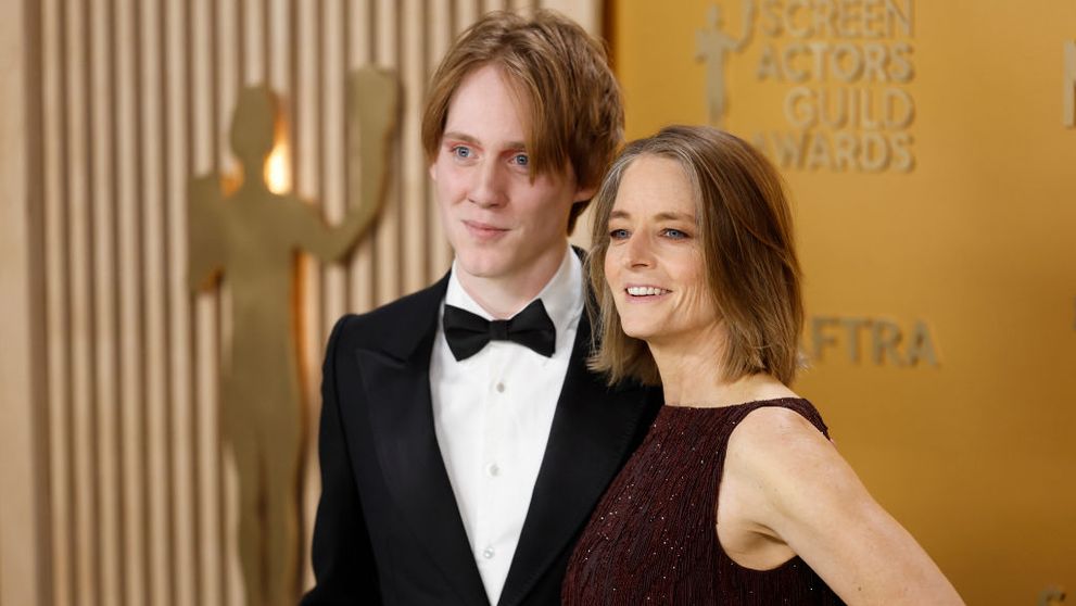 Jodie Foster, apariție rară alături de fiul său cel mare, Charles. Tânărul a atras atenția cu machiajul său, folosind fard de pleoape arămiu