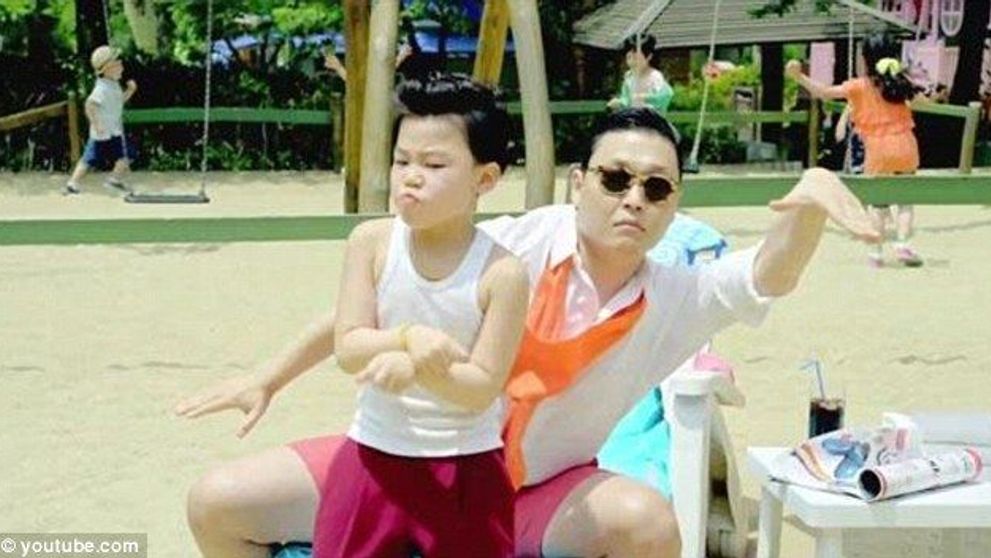 Il mai stii pe Mini Psy, baietelul care danseaza la inceputul videoclipului 