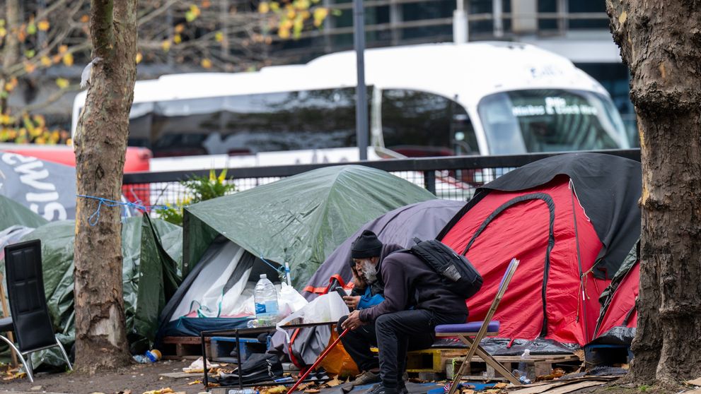 Londonezii, terorizați de situația imigranților care și-au întins corturile pe străzile orașului. Daily Mail deschide site-ul cu un editorial sumbru despre „societatea în colaps”