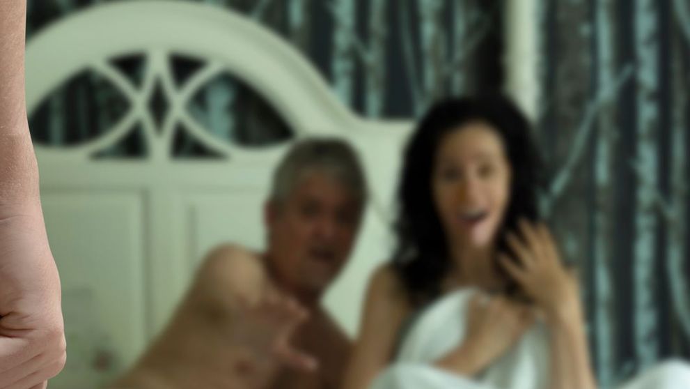 Scandalul amoros care a zguduit o țară! Momentul când soțul își prinde soția-politician în pat cu fiul lor adoptat, un călugăr de 24 de ani