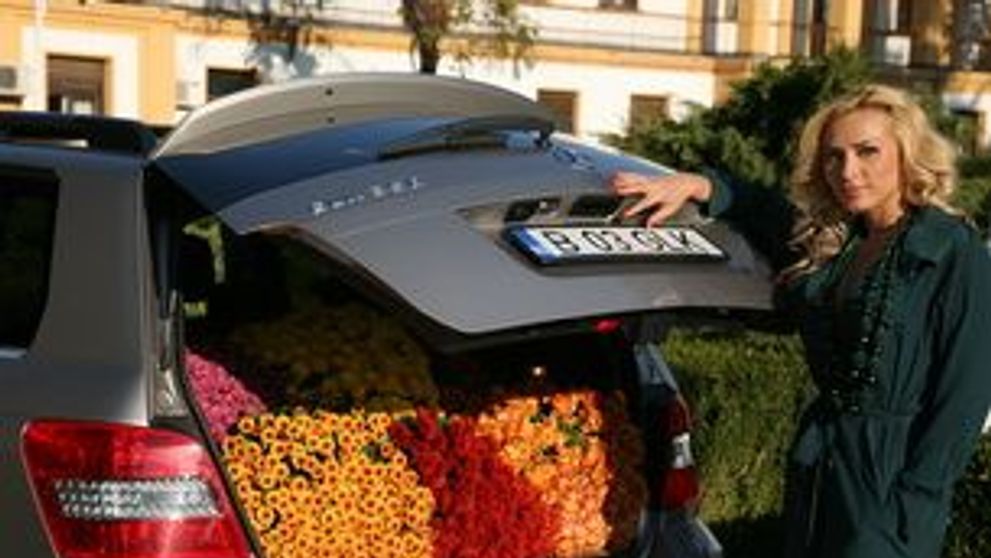 Iulia Vantur ii daruieste mamei sale, de ziua sa, un portbagaj plin cu flori FOTO!
