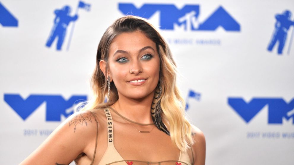 Fiica lui Michael Jackson este lipsita de orice inhibitii. S-a pozat topless si plina de tatuaje