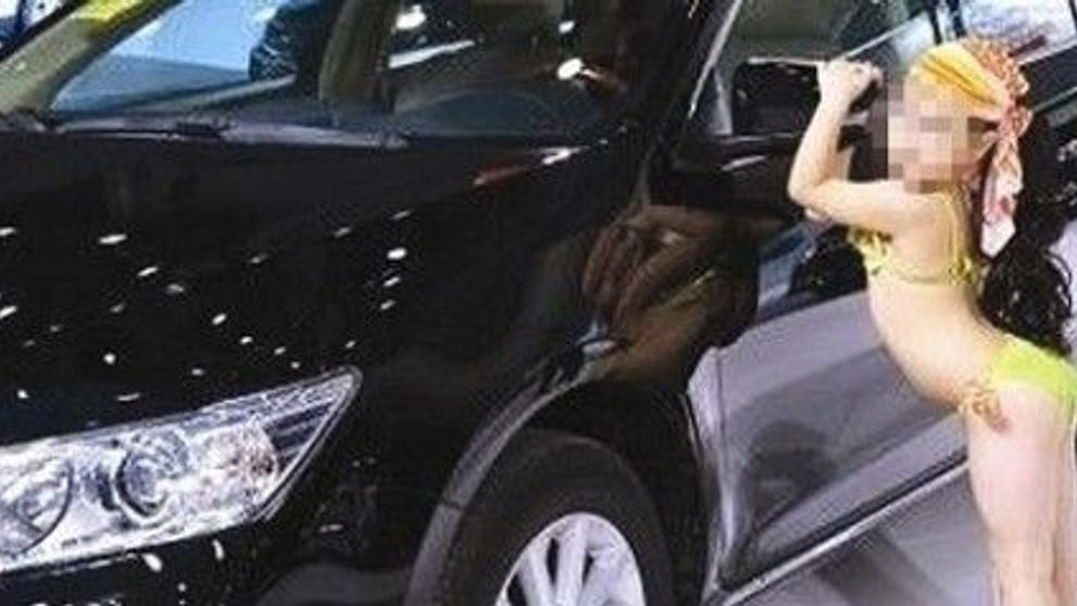 Fetite de 5 ani pozand 'sexy' in bikini la un showroom auto. 'Gaselnita' organizatorilor de a atrage atentia a scandalizat o lume intreaga
