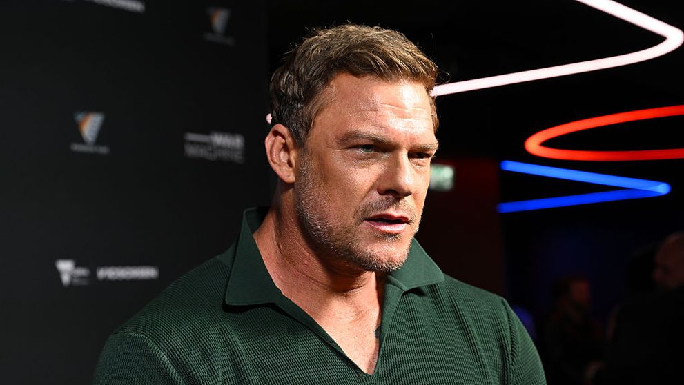 Actorul Alan Ritchson, filmat în timp ce îl snopește în bătaie pe vecinul său. Imaginile sunt de-a dreptul șocante. VIDEO