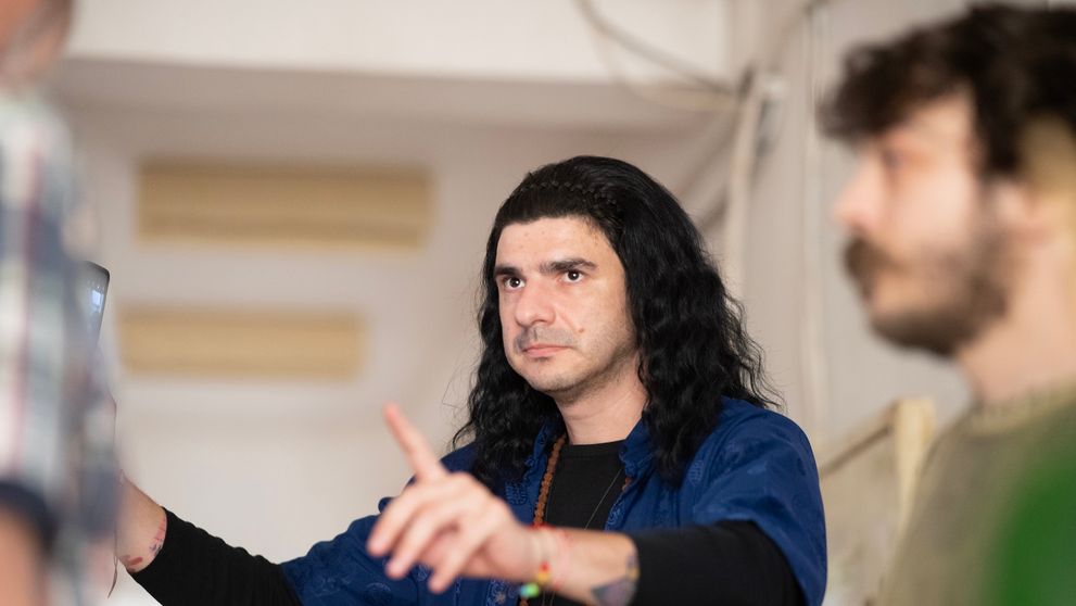 În această seară, liniștea din Scara B va fi tulburată! Un zgomot de bormașină îi va scoate din minți pe unii dintre locatari