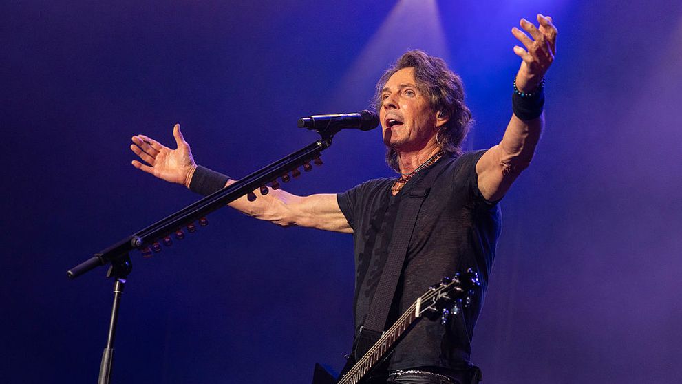 Un celebru rocker în anii 80 și-a lăsat fanii cu gura căscată. La 76 de ani, a apărut pe scenă fără cămașă și arată incredibil: ”A găsit fântâna tinereții”