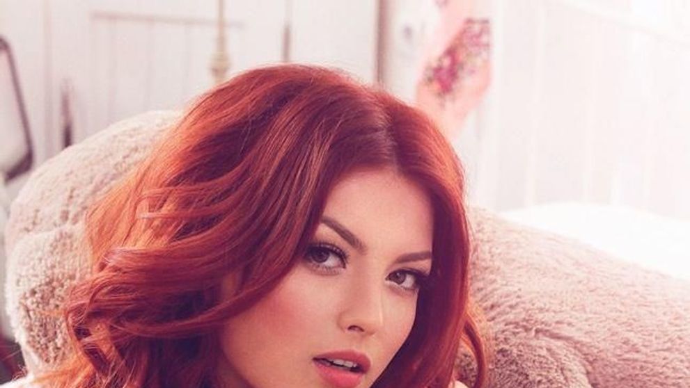 Elena Gheorghe isi expune corpul perfect intr-un costum de baie minuscul. Cum arata cantareata fara pic de Photoshop