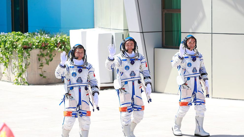 Trei astronauți, naufragiați în spațiu, după ce un ”obiect neidentificat” le-a lovit capsula de întoarcere pe Pământ