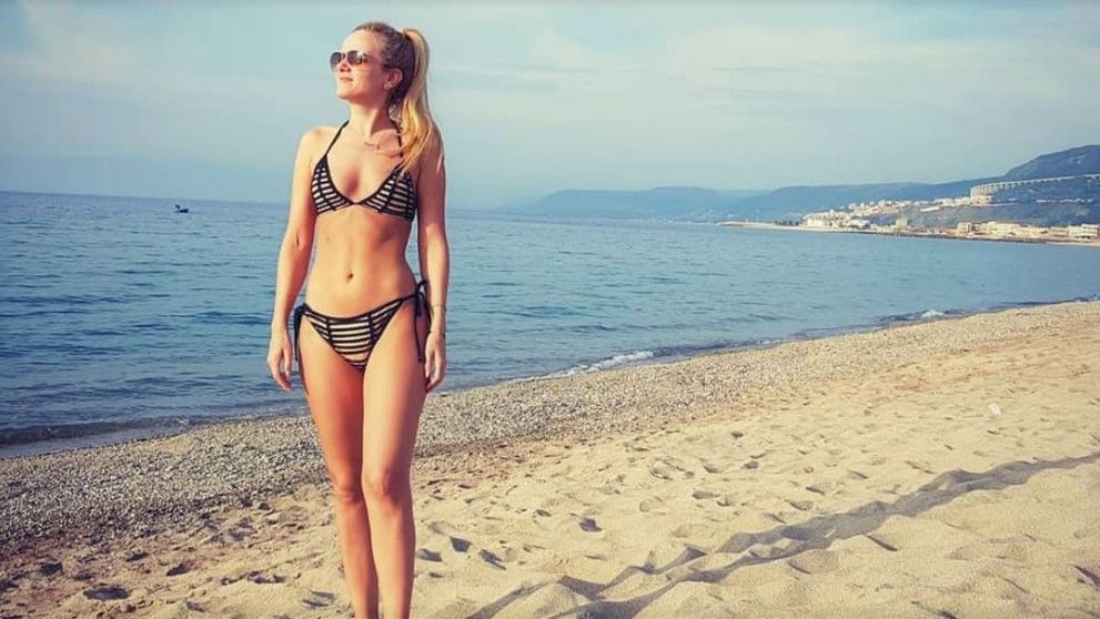 Cu un abdomen ca asta n-ai cum sa te rusinezi la plaja. Cum se mentine in forma Cristina Caramarcu