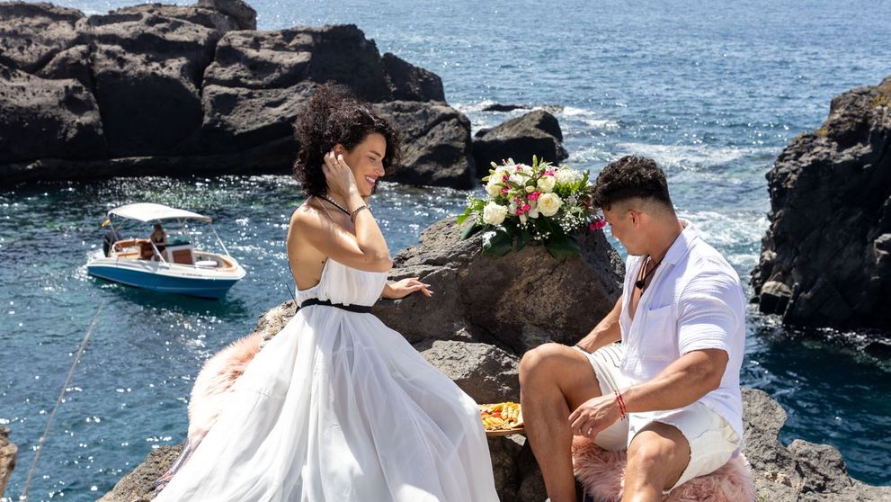 Rămasă fără partener la Love Island, Ada are parte de o întâlnire romantică. Alegerea ei este surprinzătoare!