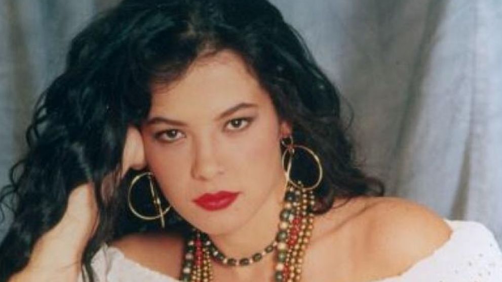 Cu greu o recunoști! Cum arată în 2025 Kassandra din celebra telenovelă cu același nume. Are 52 de ani și o siluetă de top model!