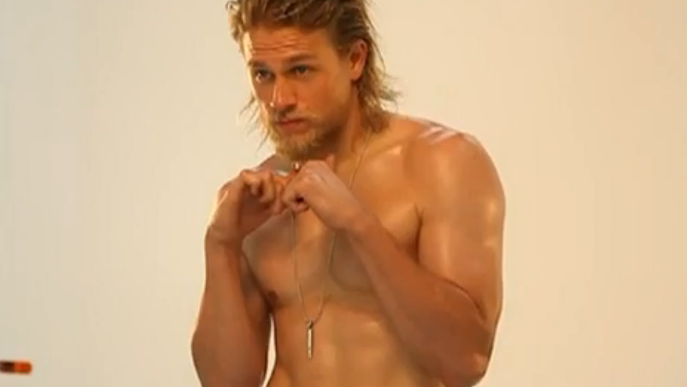 Fanele lui Charlie Hunnam, innebunite de gelozie. Au atacat-o dur pe iubita lui. Cum arata femeia pe care nu o plac