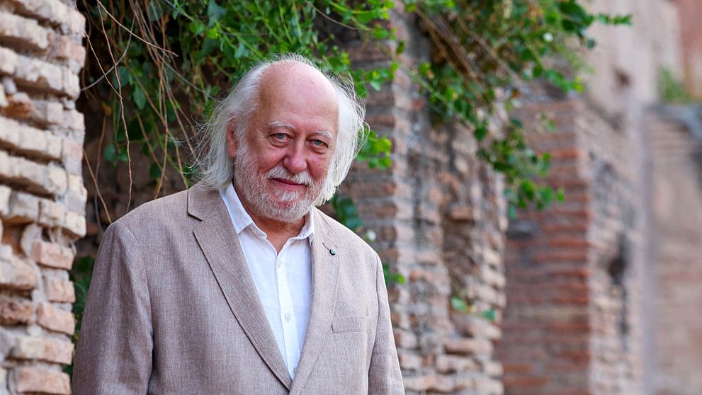 Premiul Nobel pentru literatură din 2025 a fost acordat unui scriitor din Ungaria. Este supranumit „maestrul contemporan al apocalipsei”