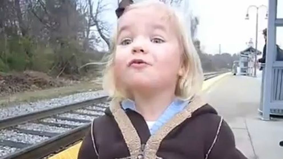 Cum reactioneaza o fetita de trei ani atunci cand vede pentru prima data un tren sosind in gara. Clipul devenit viral pe YouTube