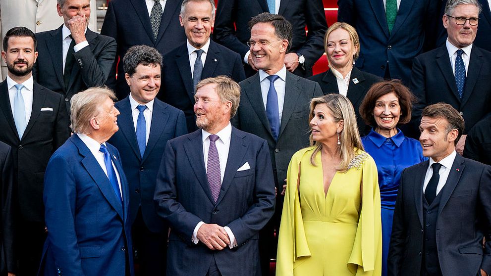 Cine este femeia superbă de la summit-ul liderilor NATO, care a pozat alături de Trump, Nicușor Dan, Macron și Zelensky. A furat lumina reflectoarelor