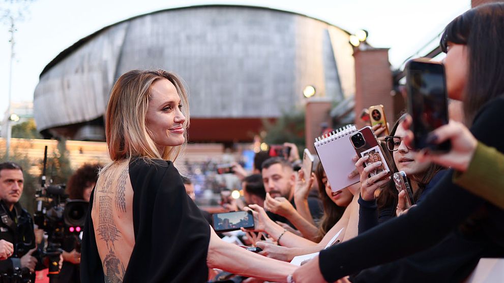 Angelina Jolie a întors toate privirile la premiera filmului „Couture”, într-o rochie care i-a lăsat la vedere tatuajele impresionante de pe spate
