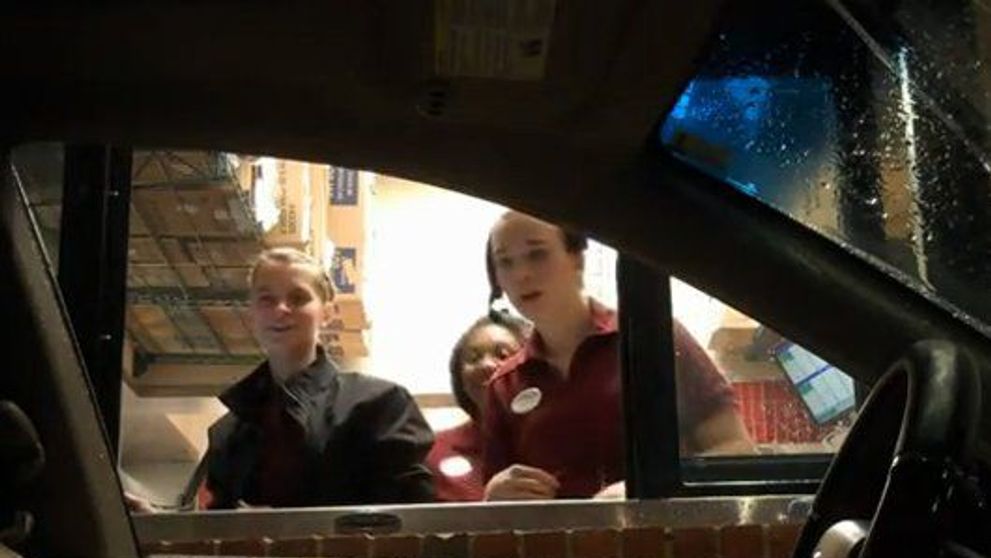 Soferul invizibil comanda mancare la fast food. Farsa amuzanta la care au ras milioane de oameni: VIDEO
