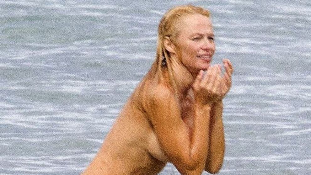 Pamela Anderson, nemachiata si topless la plaja. De ce s-a rusinat cand a dat ochii cu paparazzii