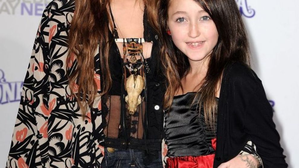 O corupe si pe sora mai mica? Cum reuseste Noah Cyrus sa socheaze la numai 15 ani