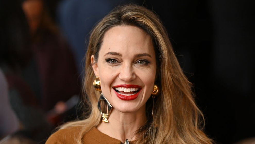 Angelina Jolie, absolut ravisantă pe covorul roșu, pe Broadway! Ce semnificație specială are noul tatuaj al actriței care pare că a întinerit peste noapte