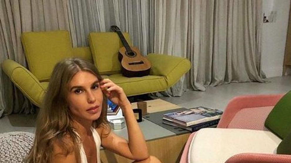 Corina Bud, o nouă fotografie topless! Cum s-a lăsat fotografiată artista