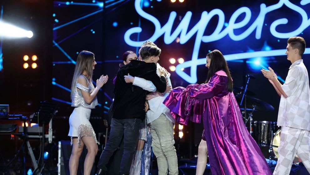 Concurenții SuperStar sunt pregătiți să ofere un spectacol de senzație. Imagini din culise de la prima ediție live