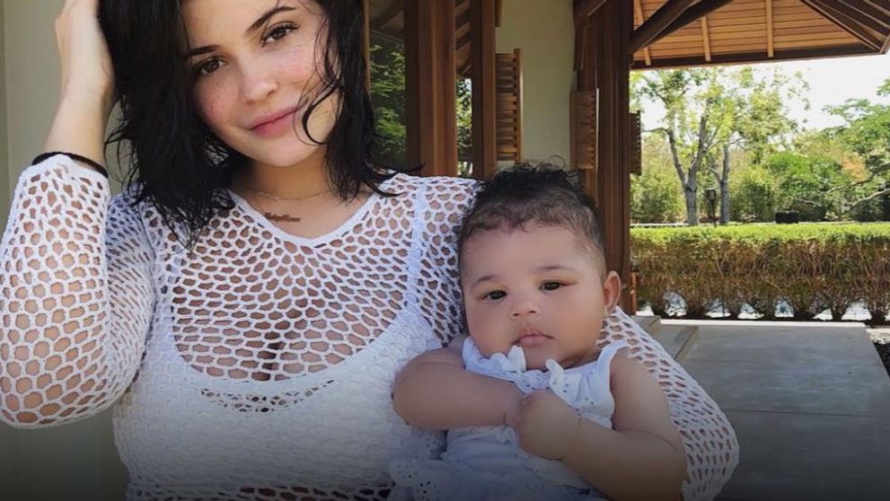 Fiica lui Kylie Jenner, în vârstă de 5 luni, are pantofi personalizați. Cât investește vedeta în garderoba fiicei sale