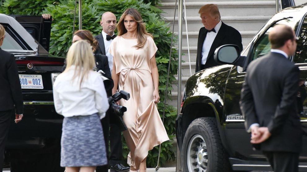 Melania Trump incearca sa salveze aparentele. Pe net circula poze nud cu ea, dar a aparut asa la un eveniment monden