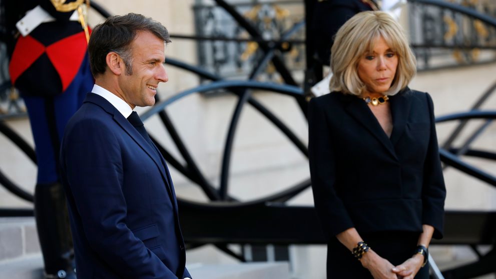 Zvonurile despre homosexualitate și presupusele fotografii compromițătoare care bântuie căsnicia lui Macron: după palma de la Brigitte, ies la iveală detalii neașteptate despre relația lor