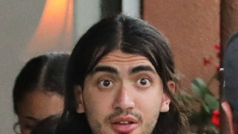 Ani de zile s-a ferit de paparazzi și urăște lumina reflectoarelor. Fiul cel mai mic al lui Michael Jackson este azi un tânăr chipeș care trăiește departe de celebritate