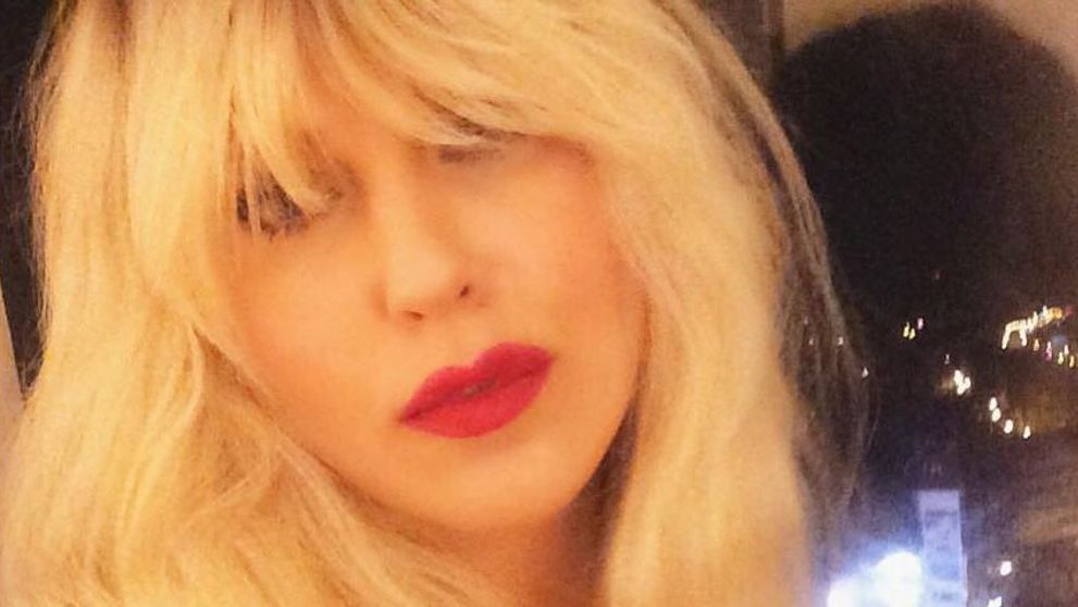 Corina, asa cum nu a mai fost fotografiata pana acum. Ipostaza sexy care i-a luat prin surprindere pe fani
