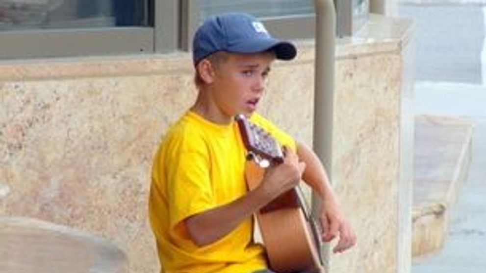 FOTO EXCLUSIV! Vezi poze cu Justin Bieber pe vremea cand canta pe strada pentru bani!