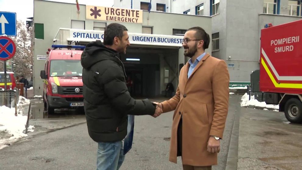 Cine e românul care îi transportă gratuit cu taxiul pe oamenii cu handicap locomotor