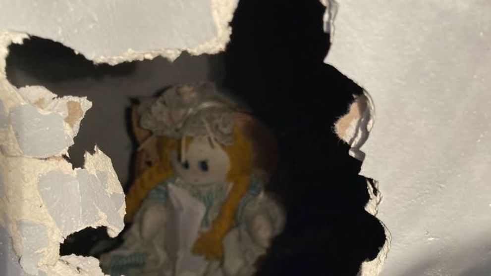 Descoperire șocantă făcută de un bărbat. Ce a găsit în peretele casei pe care abia o cumpărase