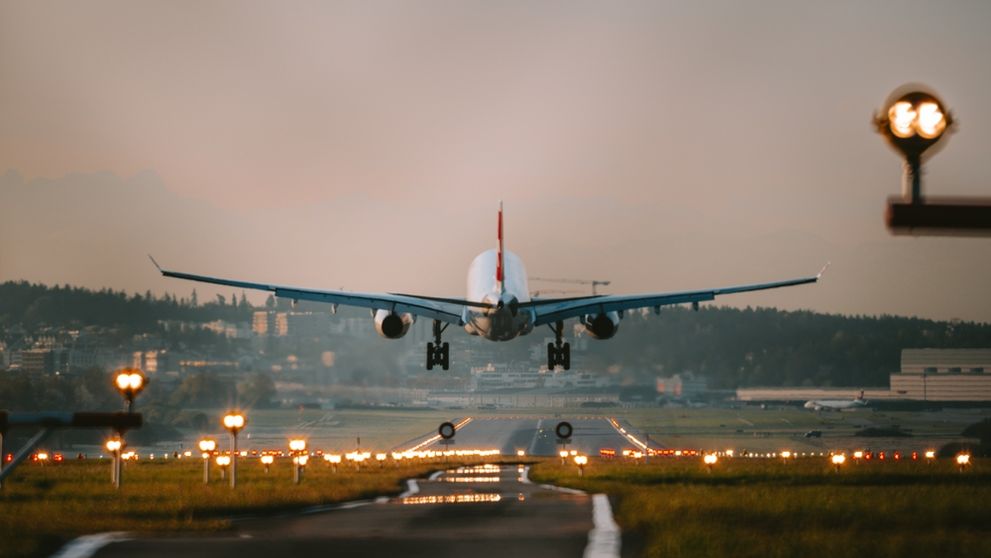 Pilotul unui avion, care transporta 121 de persoane, a leșinat imediat după aterizare. Ce s-a întâmplat cu pasagerii