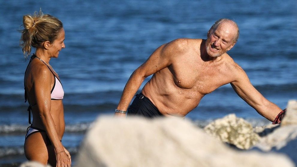 Actorul Charles Dance, scene fierbinți în mare cu iubita tinerică