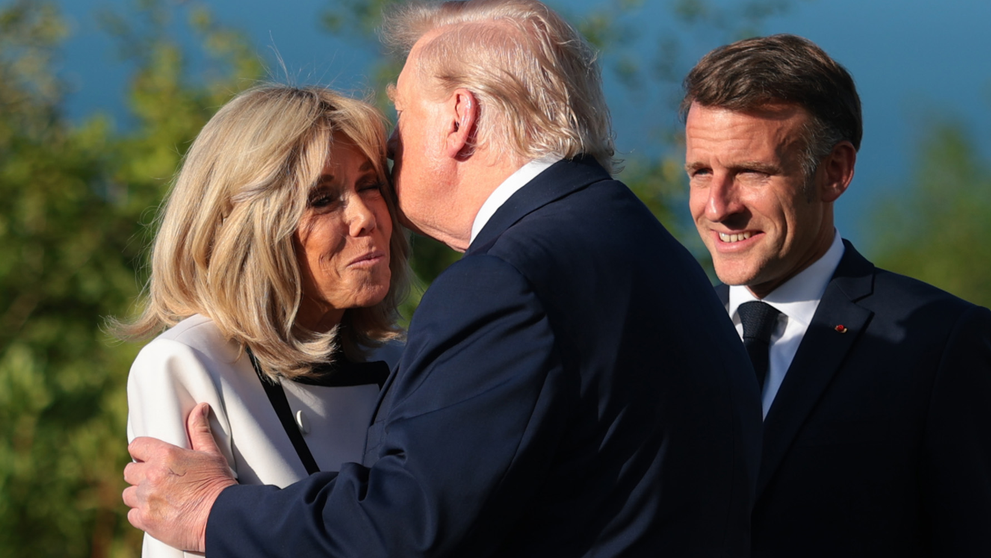Momentul viral dintre Donald Trump și Brigitte Macron. Ce i-a șoptit președintele SUA, la ureche, Primei Doamne a Franței