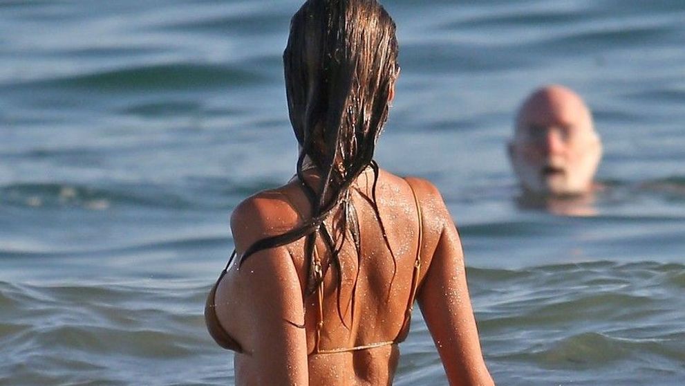 Spectacol la plajă asigurat de Alessandra Ambrosio. Apariția cu care modelul a făcut senzație
