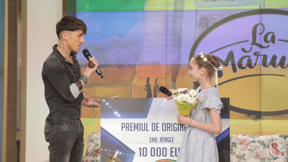 Castigatorul sezonului 8 Romanii au talent,Emil Rengle,i-a donat Biancai Badea premiul de originalitate de 10 000 euro