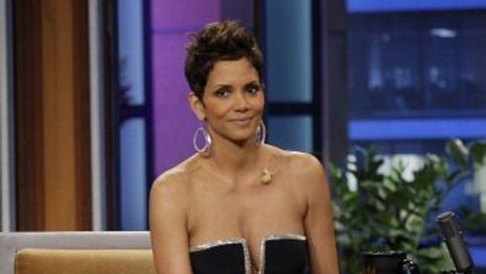 Halle Berry a atras atentia cu un decolteu generos in emisiunea lui Jay Leno: actrita a confirmat ca va juca in noul film X-men