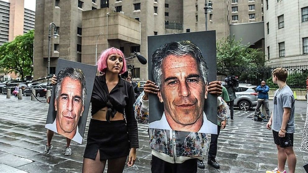 130 de oameni pretind că sunt copiii defunctului Jeffrey Epstein, condamnat pentru pedofilie în 2008