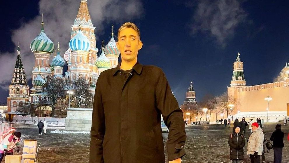 Cel mai înalt bărbat din lume își caută iubită în Rusia. Ce calități ar trebui să aibă viitoarea lui soție