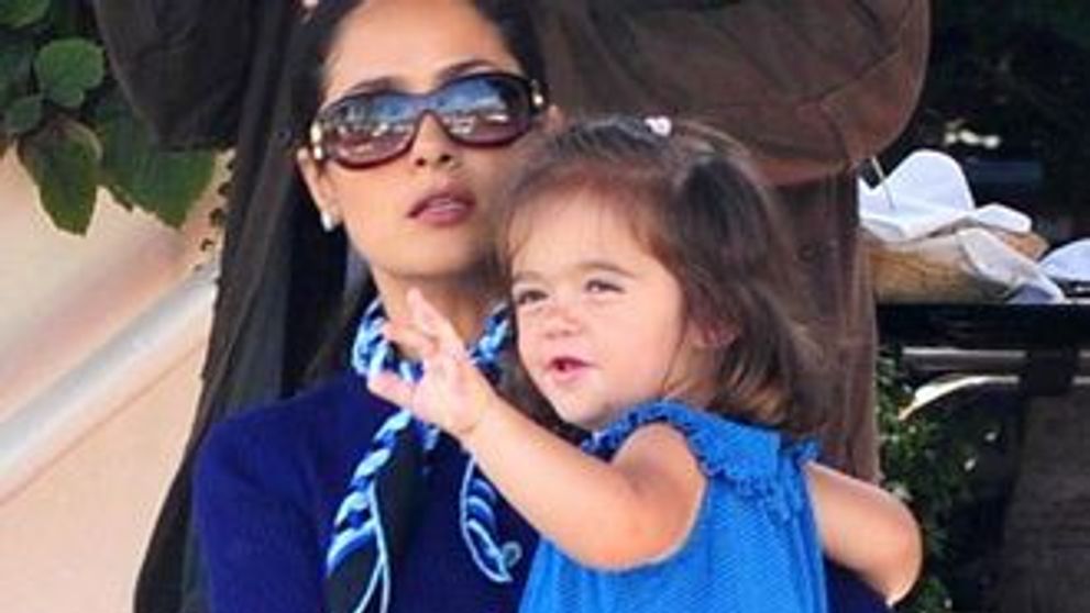 Salma Hayek si-a invatat fetita sa strige “Viva Mexico”! la Mondiale!