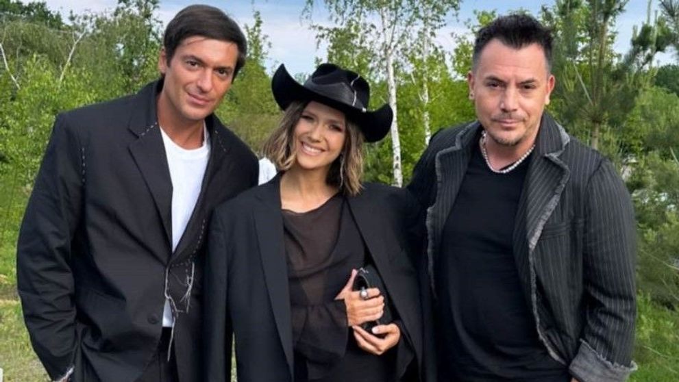 Adela Popescu, în rochie transparentă, cu pălărie de cowboy și cizme argintii. A făcut furori la nunta lui Smiley!