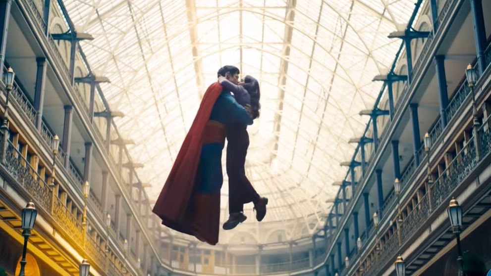 Au apărut primele imagini din noul film cu Superman, care va fi lansat în 2025. James Gunn își extinde universul prin includerea altor eroi